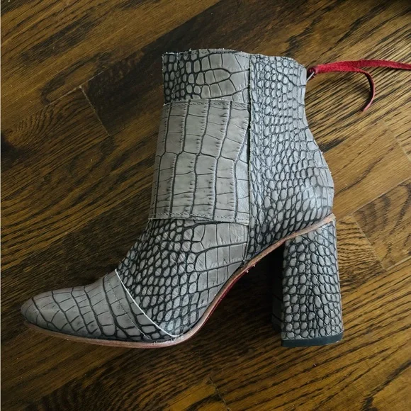 NWT Freebird by Steven Croc-Embossed Brown Ankle Boots - Picture 2 of 12